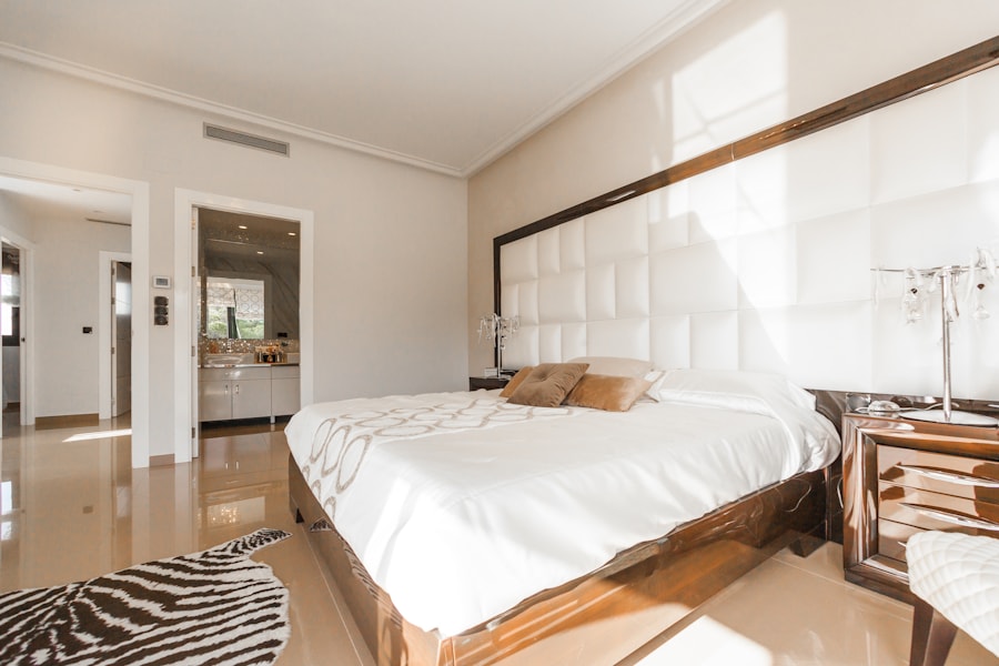 Helles Schlafzimmer mit klaren Linien